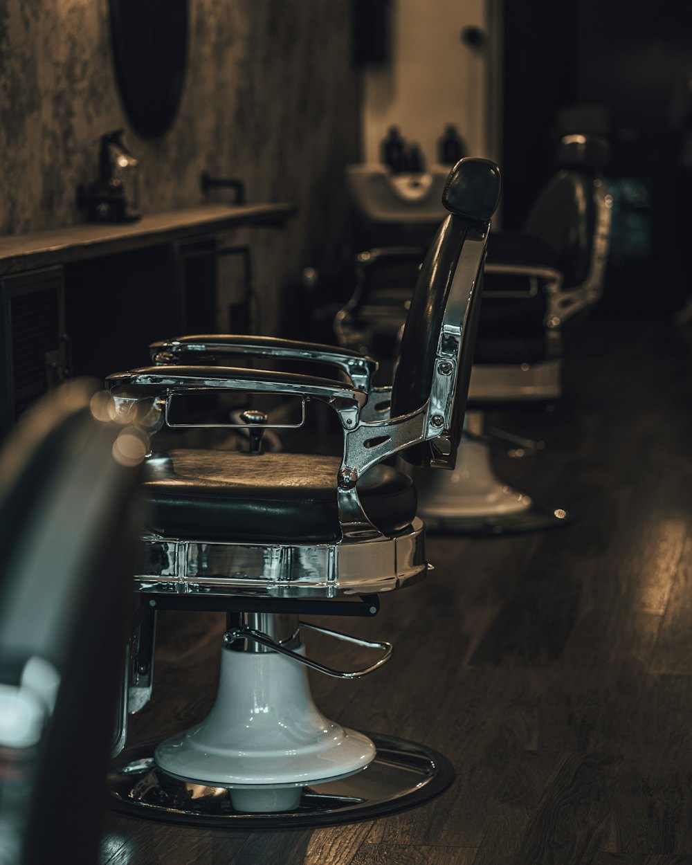 Sillón de barbero clásico de piel y cromo